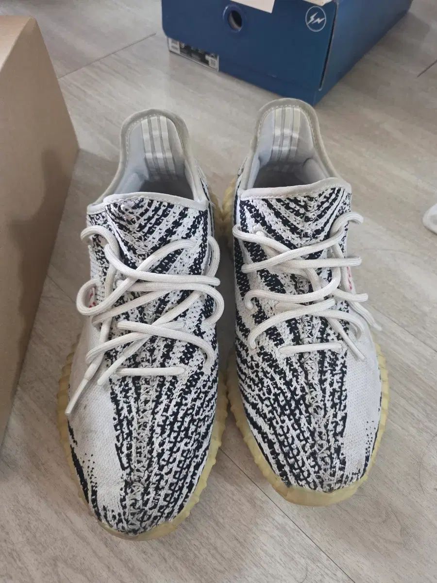 イージーブースト 350 v2 ゼブラ og