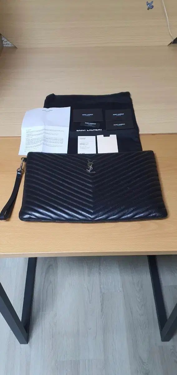 イヴ・サンローラン ラージ クラッチバッグ/クラッチバッグ シルバー 正規品 S級 (鑑定書O)