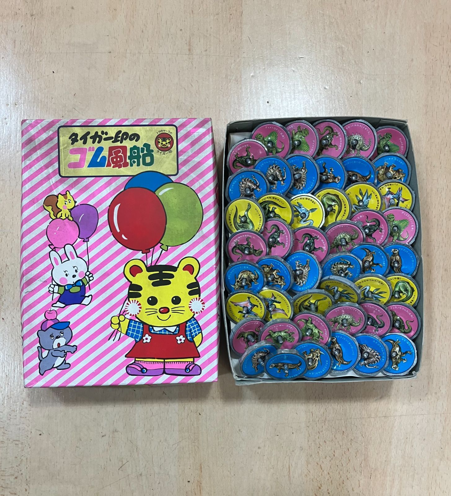 【T8】 昭和レトロ 駄菓子屋玩具　コマ　こま 缶バッチ型　恐竜　ひも付き　200個セット　セット売り