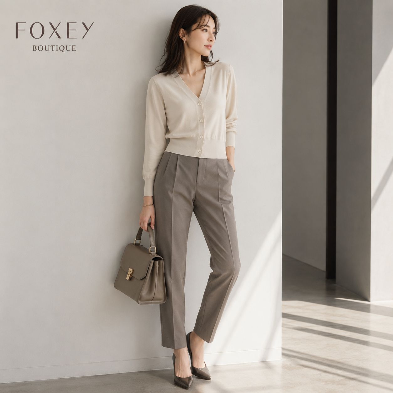 【未使用級に美しい】FOXEY BOUTIQUE / フォクシーブティック カーディガン 38 ナチュラル コットンポリエステル ロゴ入ボタン 通勤 学校行事 お食事会 女子会 コーデ