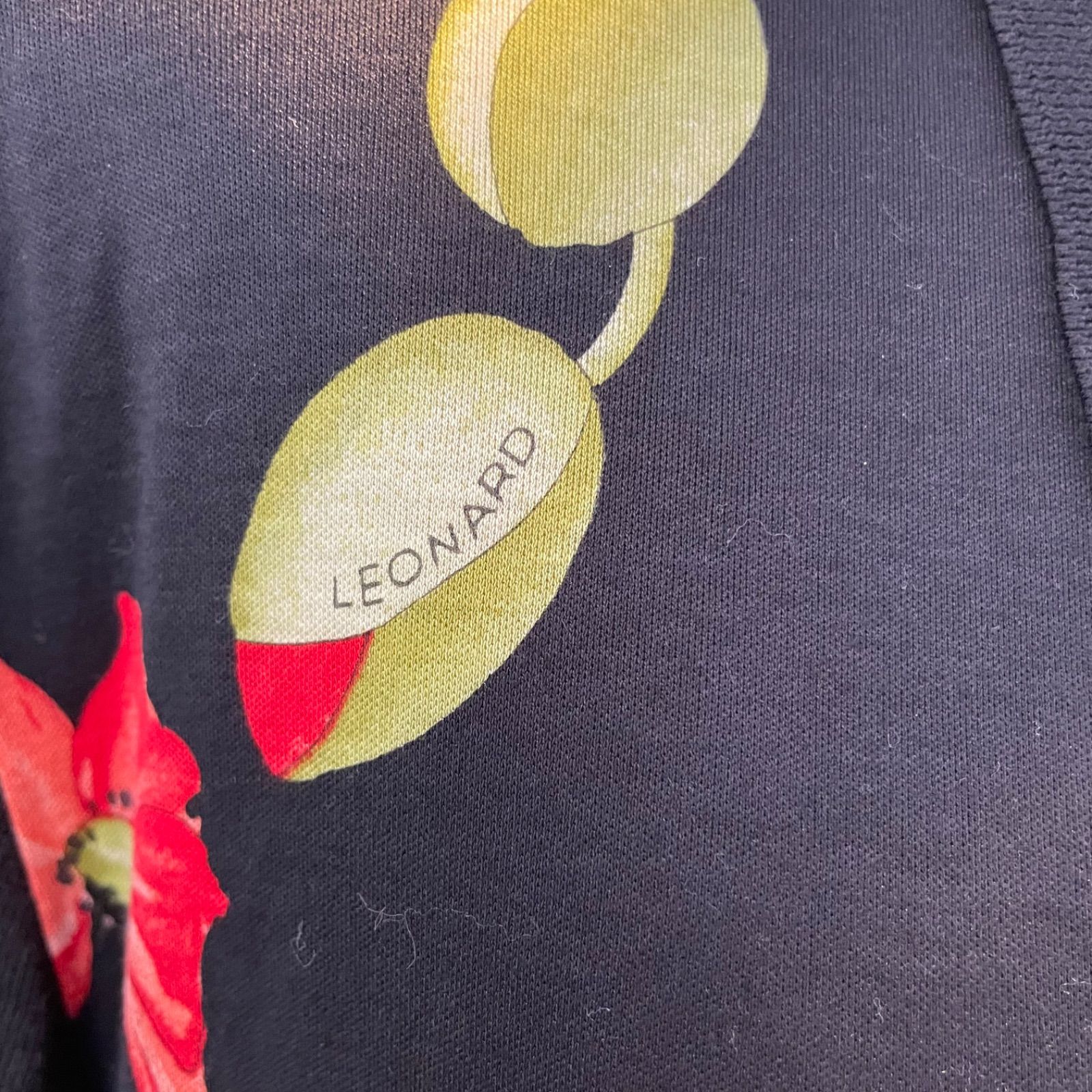 レオナール LEONARD FASHION 総柄ロゴプリント 花柄 半袖ブラウス 襟 