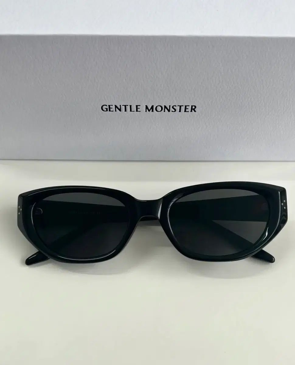 GENTLE MONSTER(ジェントルモンスター) ボニ 01 (Boni 01) シックなキャットアイ サングラス 28,852円