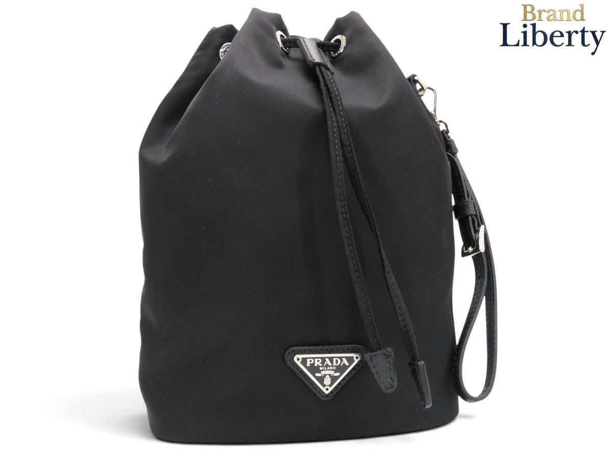 【新古品】プラダ PRADA VELA Re-Nylon リナイロン 巾着バッグ ポーチ バケットバッグ ドローストリングバッグ ハンドバッグ ストラップ付き NERO ブラック リナイロン 再生ナイロン サフィアーノレザー 1NS369