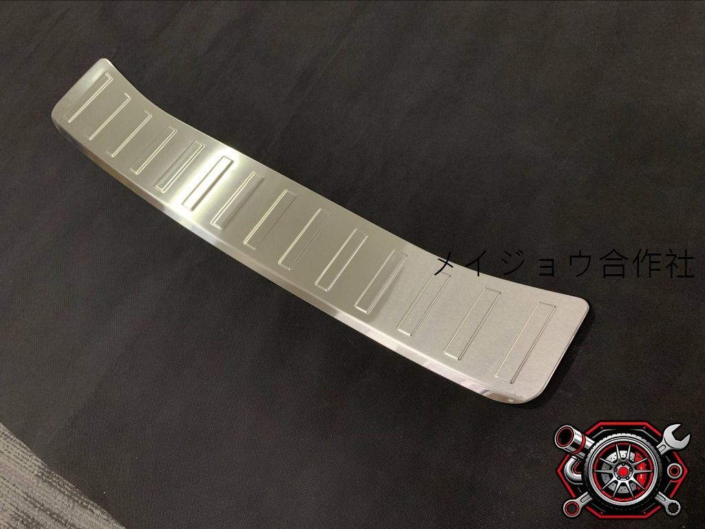人気商品18年式トヨタカローラスポーツ専用 外付けリアバンパープレート 銀色ブラッシュ仕上げ 304ステンレス【簡単貼付け式】高級感ある車両保護パーツcp611