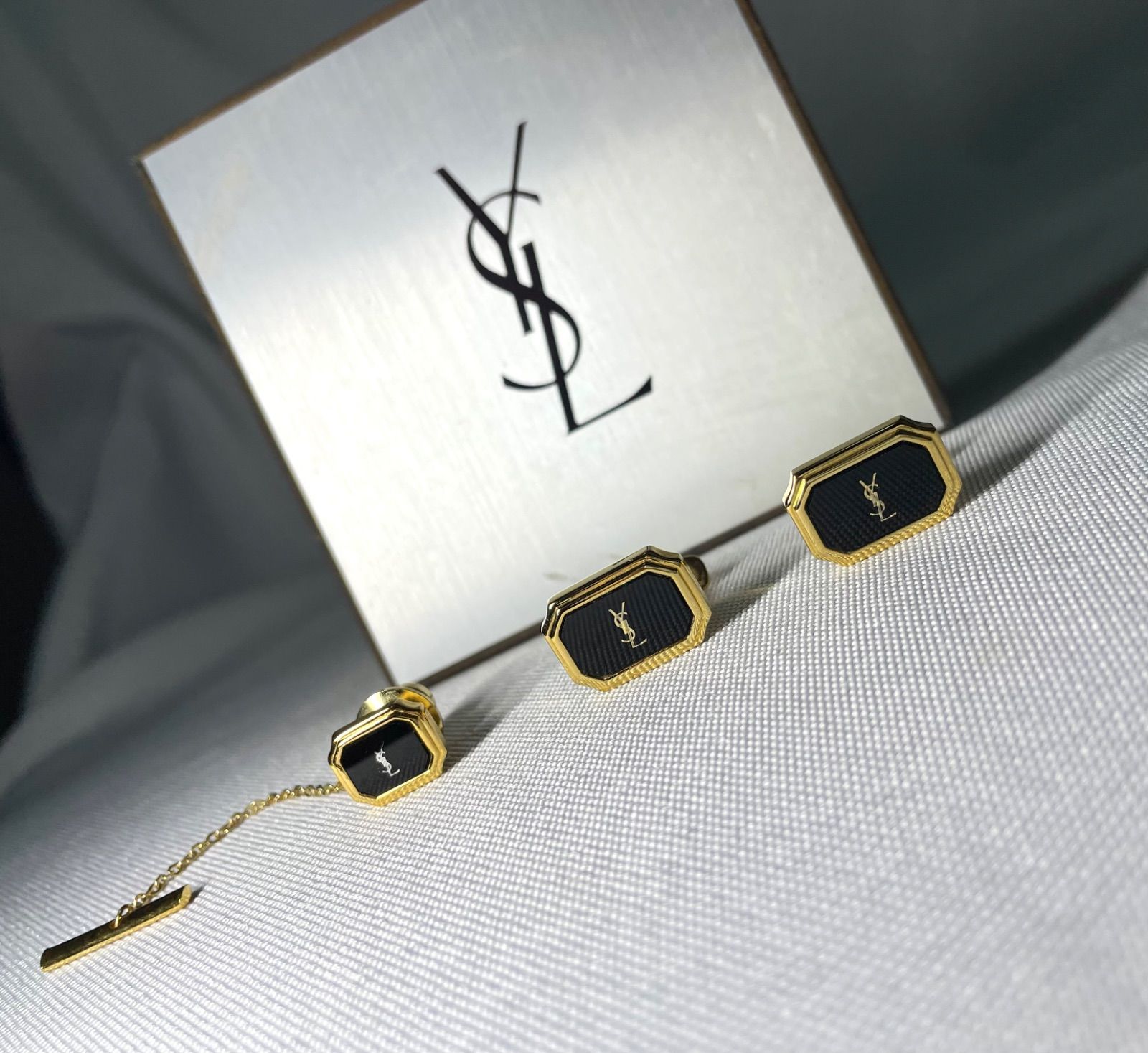 希少 YVES SAINT LAURENT イヴサンローラン YSLロゴ ブラックストーン&ゴールド カフス タイタニックセット カフリンクス ピンブローチ