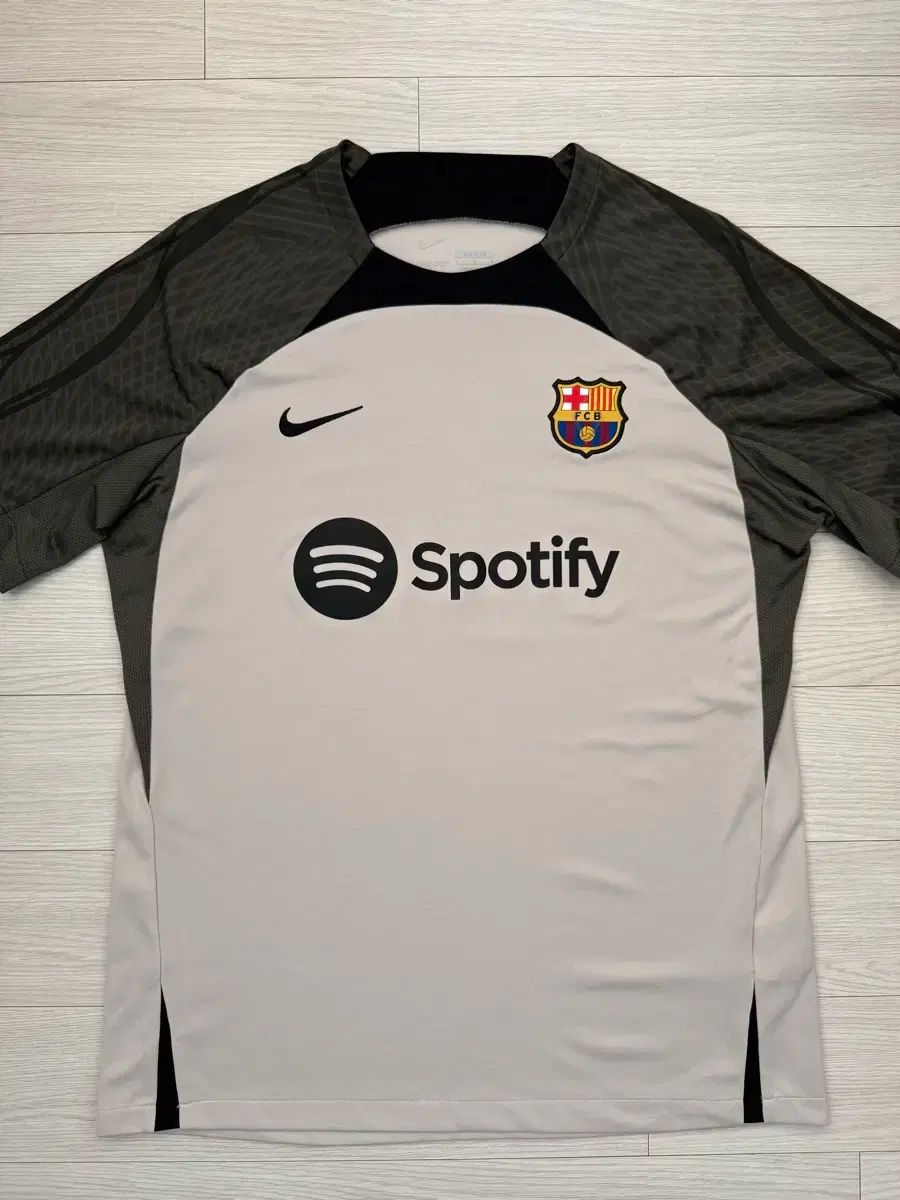 バルセロナ NIKE ドライフィット トレーニングトップ 半袖 L