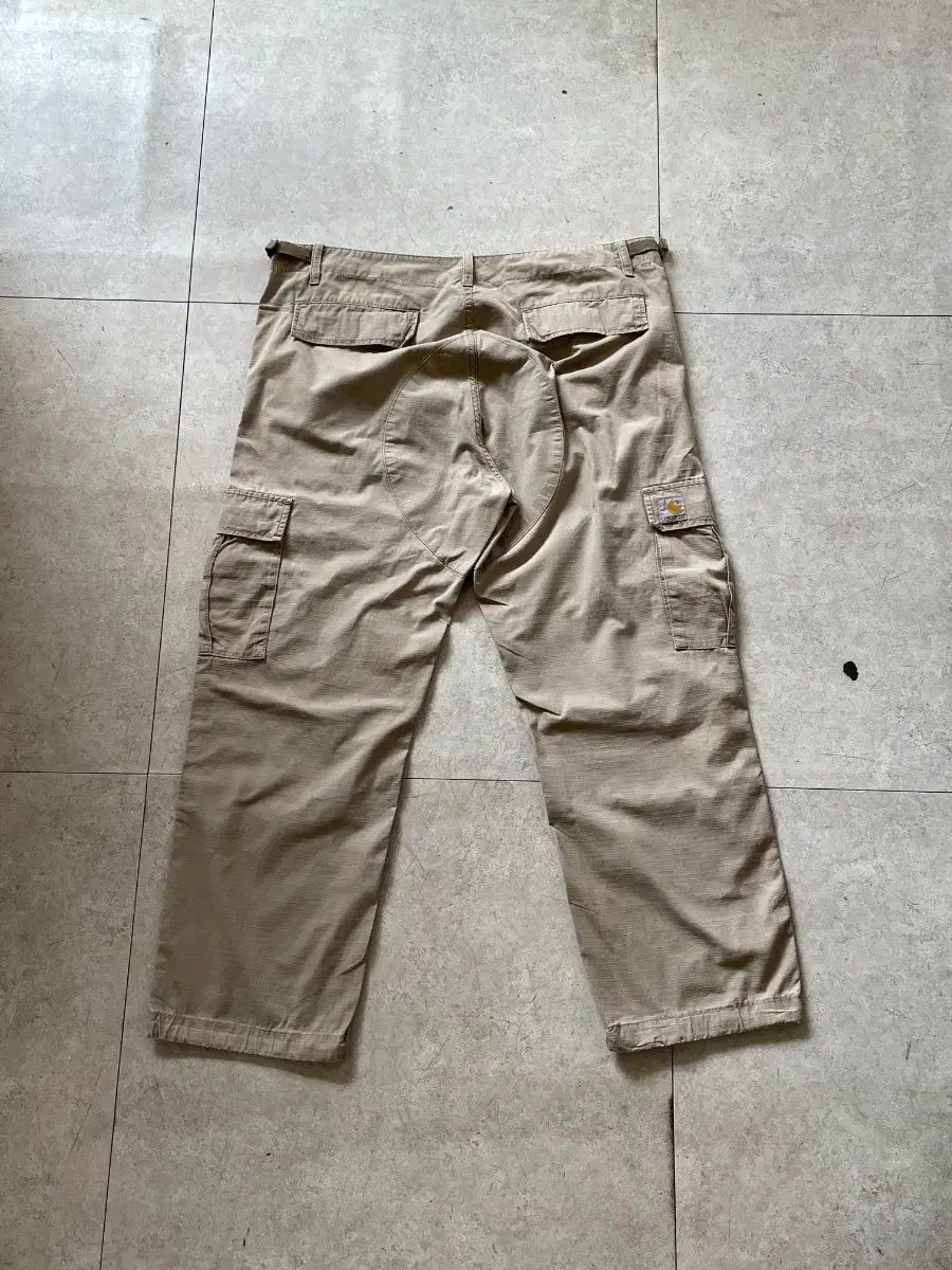 Carhartt WIP カーゴ ズボン ベージュ