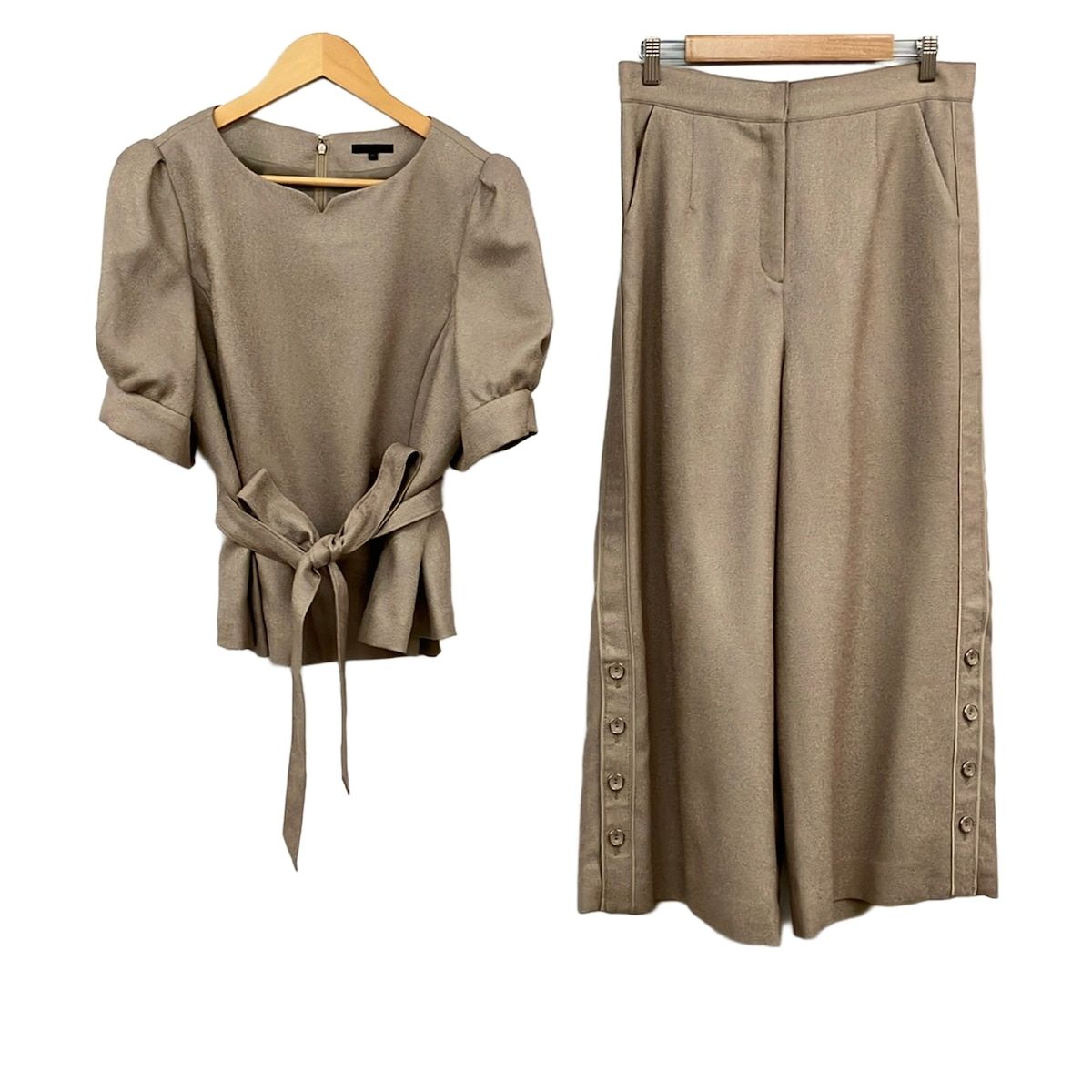 TO BE CHIC(トゥービーシック) レディースパンツセットアップ レディース美品 - グレーベージュ ラインストーン