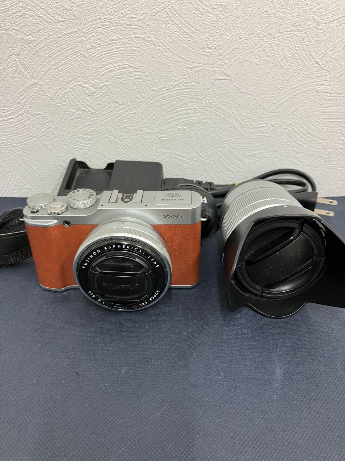 【441301103304】【通電確認済】FUJIFILM 富士フイルム X-M1 ダブルレンズセット XF 27mm 単焦点 / ズームレンズ 充電器付 デジタルカメラ 現状品