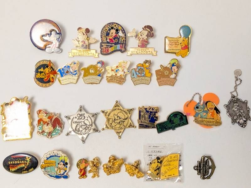 ディズニー ピンバッジ、ピンズ、チャームなど 26点セット まとめ売り