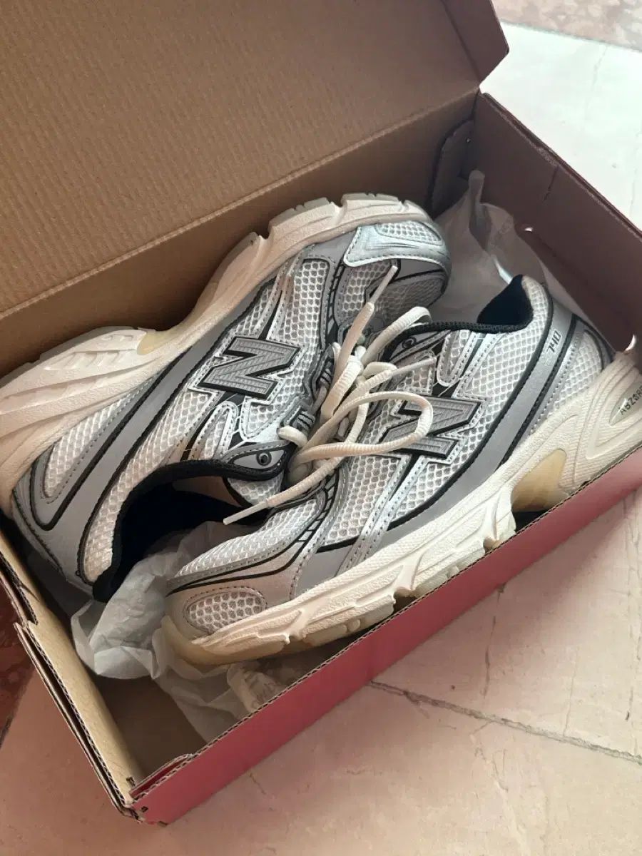New Balance 740 スニーカー 白/シルバー 230 新品