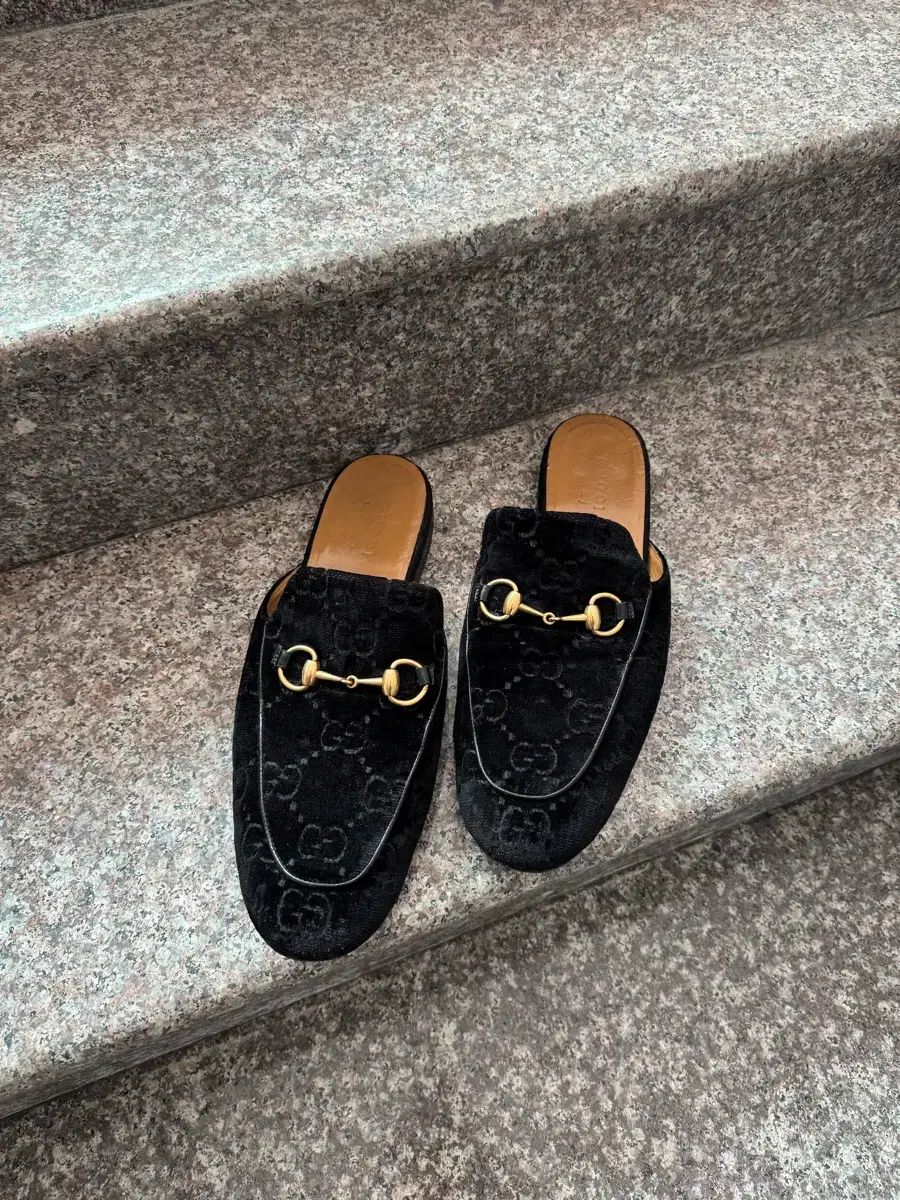 グッチ ツアーベルベット ローファー