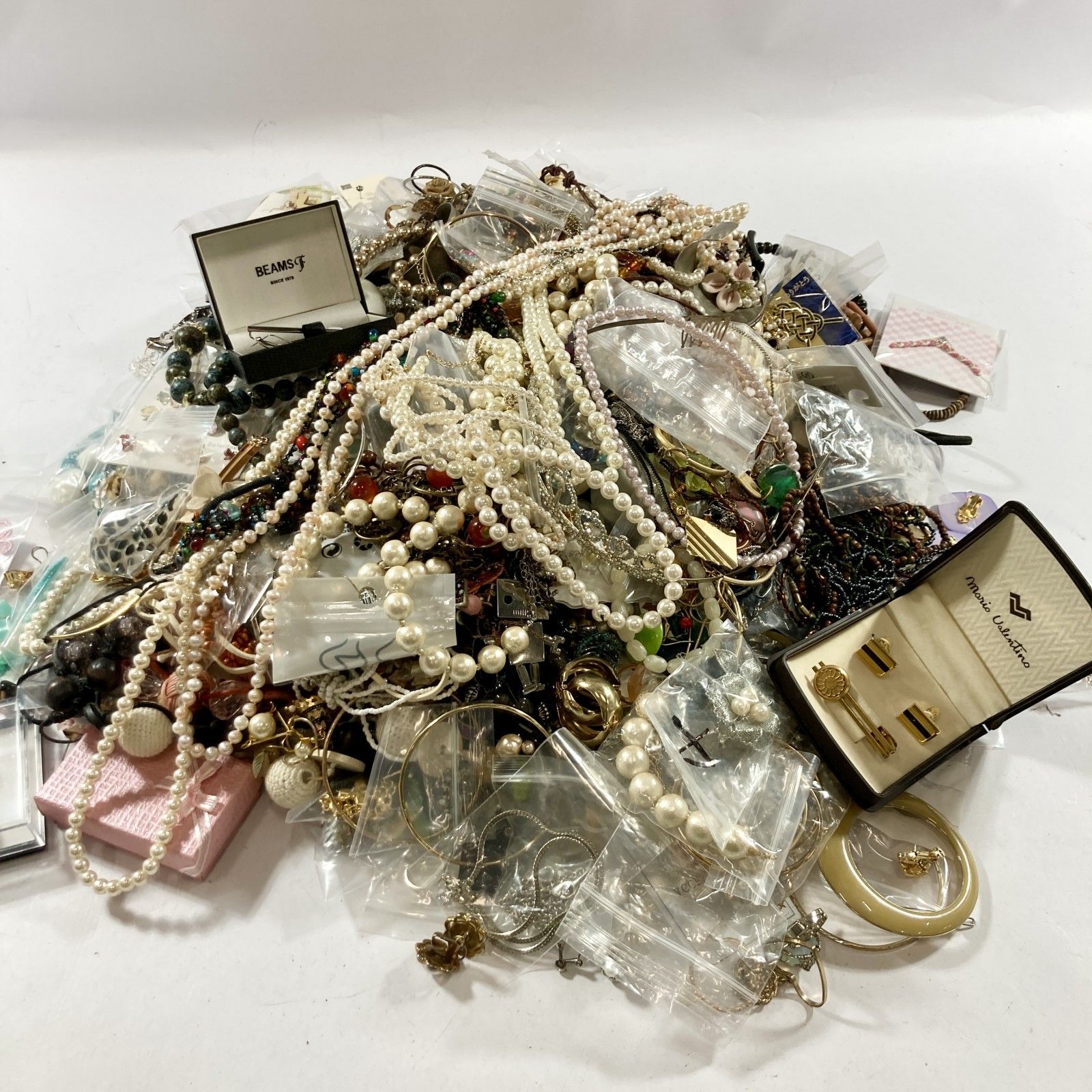 ★ 希少 アクセサリー ジュエリー 大量 まとめ商品 ブローチ ネックレス 指輪 イヤリング ピアス 他 平成昭和MIX ジャンク品 8.55kg