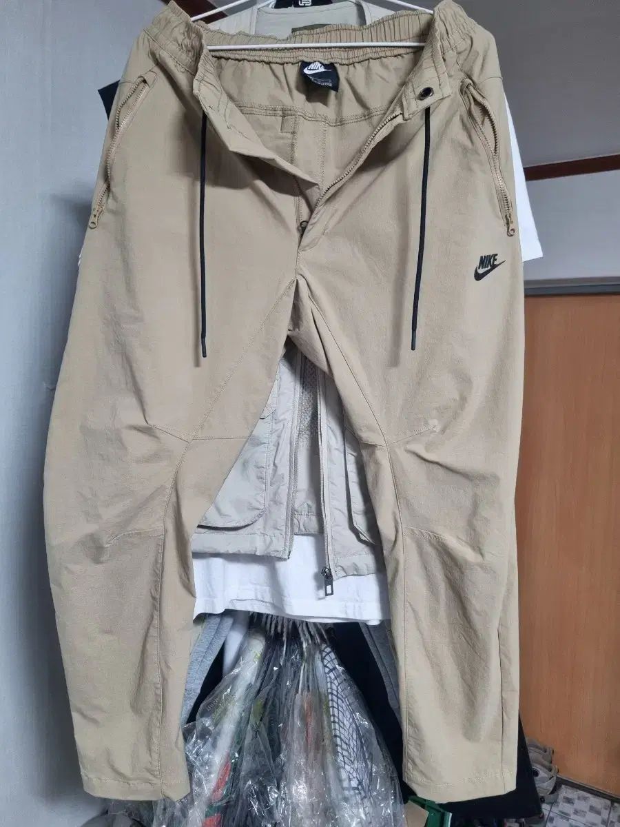 (新品レベル) NIKE ナイキ ベージュ ジョガーパンツ (夏)