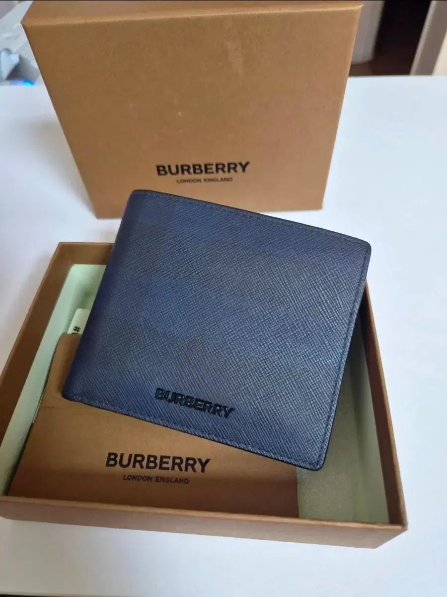 バーバリー チェック スリム リング 二つ折り財布 ネイビー 26,700円