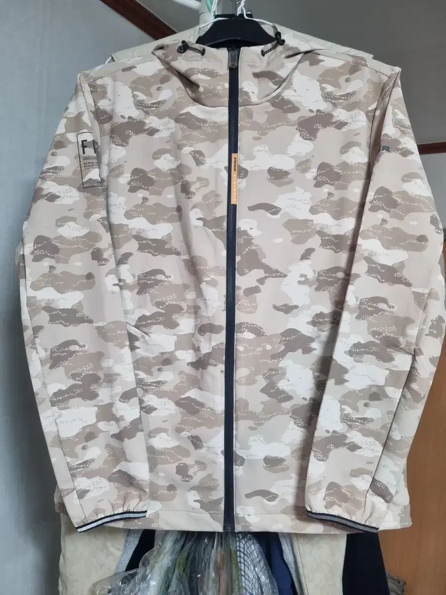 (新品レベル)eider カモフラージュ パータン フード ジャケット 100