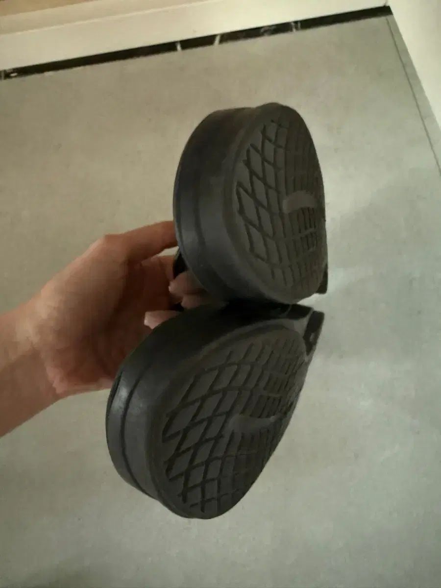 OOFOS ウーフォス ウララ オメガ フラットフォーム ブラック W6(230) 出品 OOFOS ウーフォス ウララ オメガ フラットフォーム ブラック W6(230) 出品