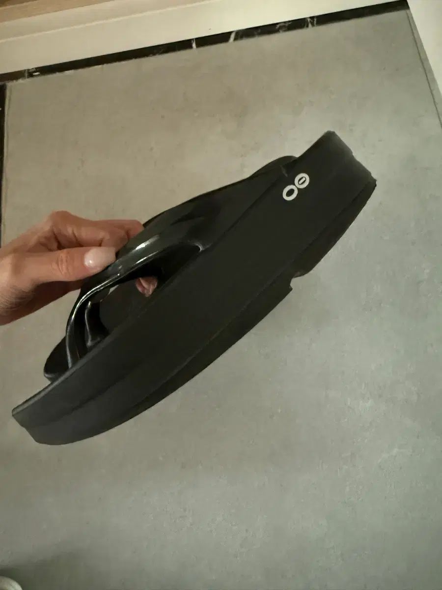 OOFOS ウーフォス ウララ オメガ フラットフォーム ブラック W6(230) 出品 OOFOS ウーフォス ウララ オメガ フラットフォーム ブラック W6(230) 出品