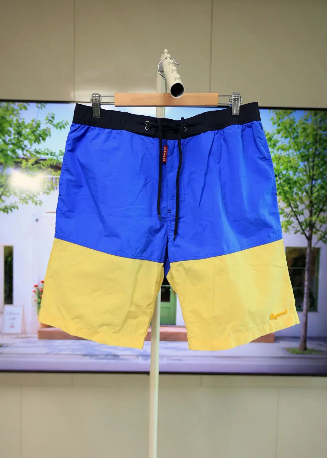清涼感のあるCOLORが魅力的なDSQUARED2 Swimショーツ