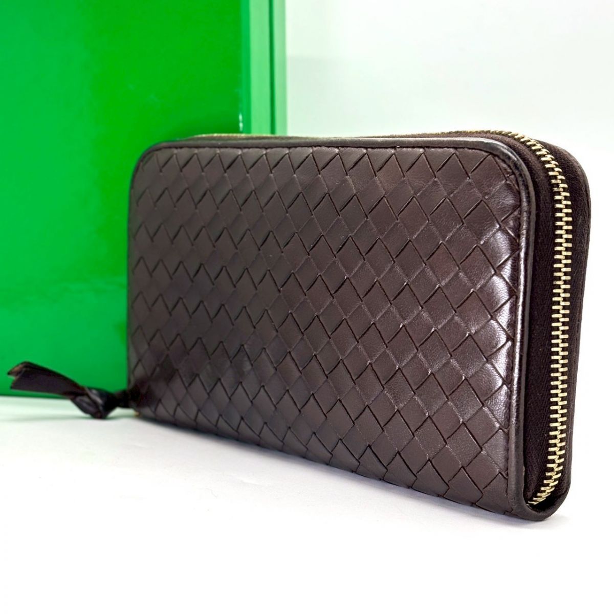 【深みを重ねる手元】　BOTTEGA VENETA　長財布 イントレチャート ラウンドファスナー 8カード レザー　ダークブラウン