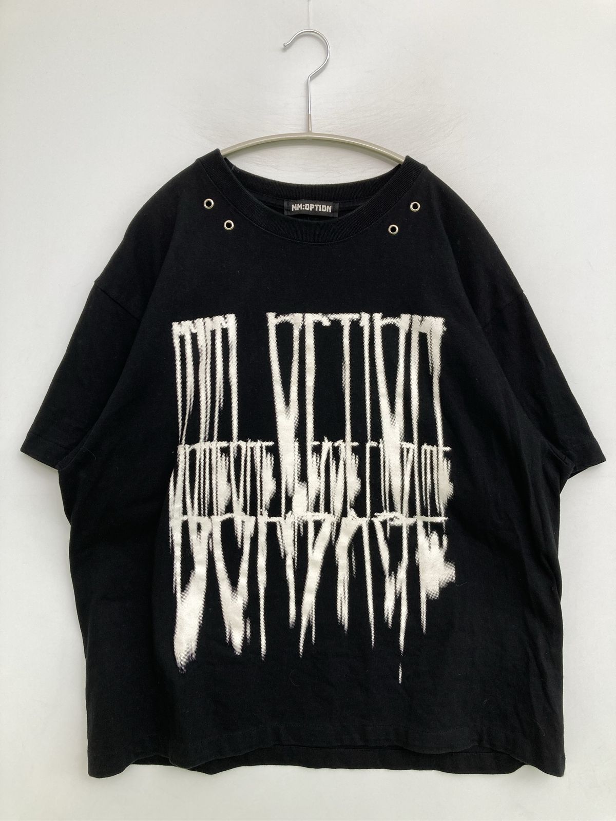 MM:OPTION Tシャツ/カットソー ブラック 前面プリント ミドル丈 クルーネック(丸首) 半袖 メンズ レディース