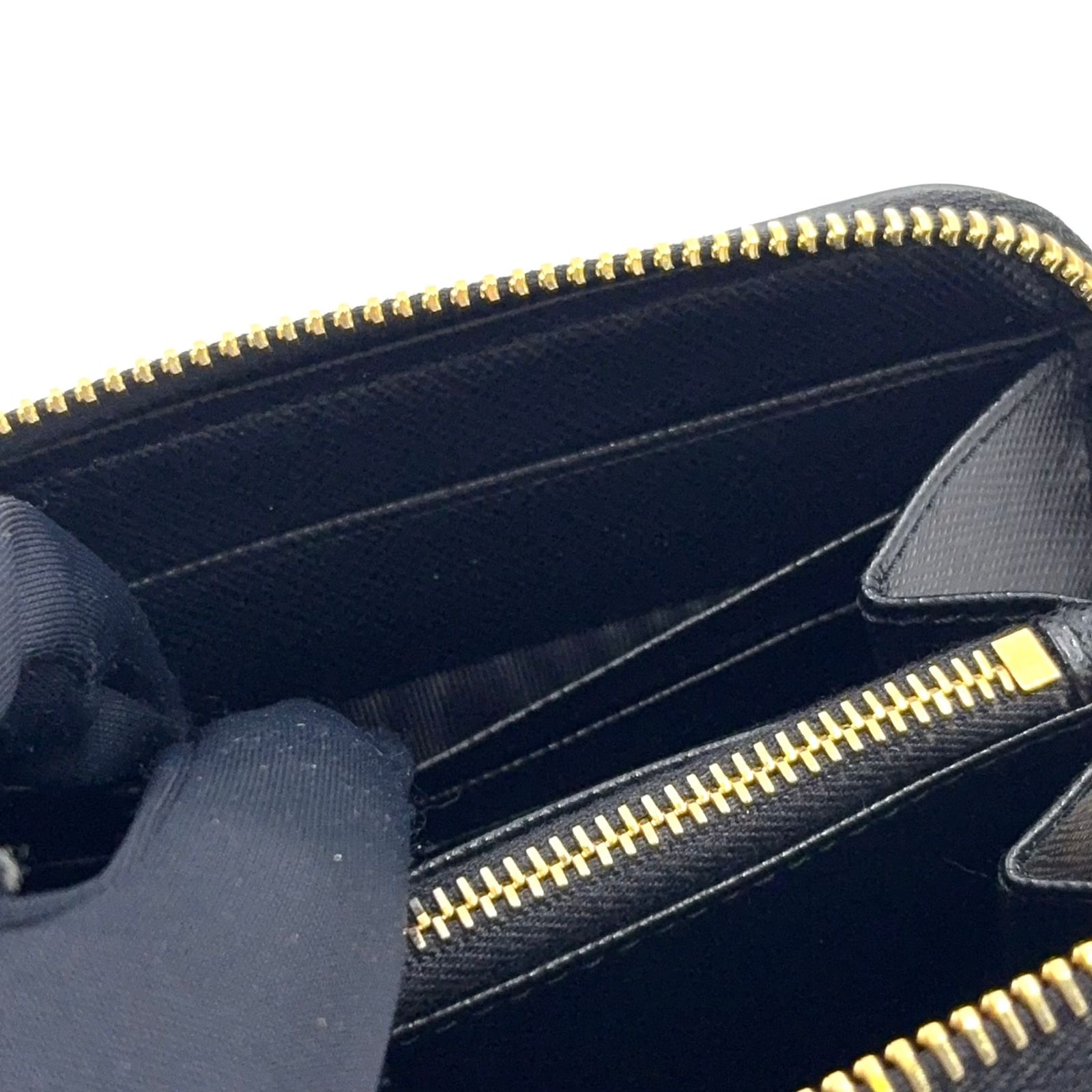 PRADA サフィアーノレザー ジップアラウンド レザー ブラック 長財布