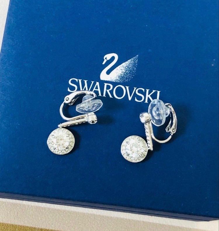 ほぼ新品 スワロフスキーSwarovski Attract Light クリップイヤリング 