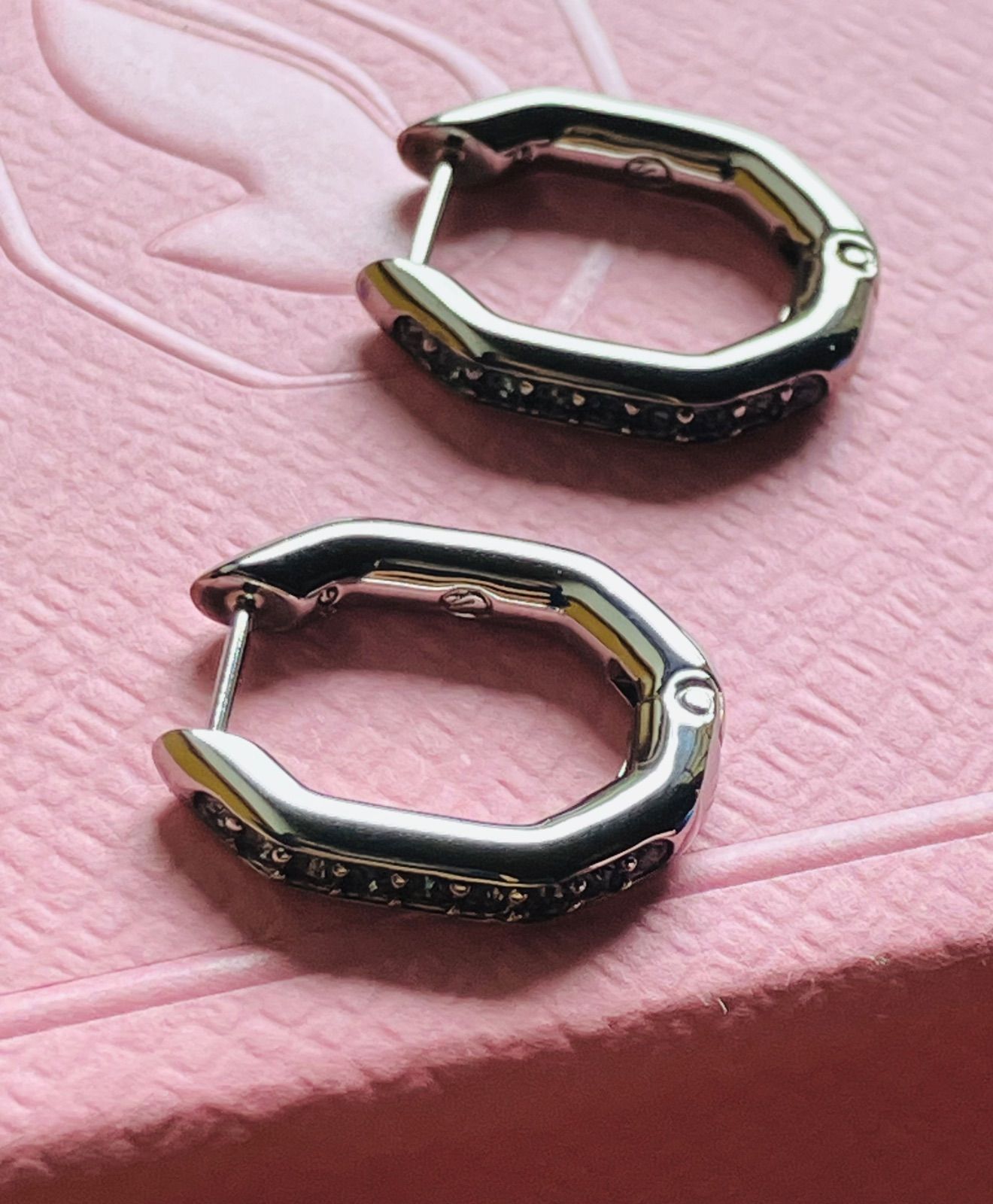 ほぼ新品　スワロフスキーSwarovski Dexteraフープピアス