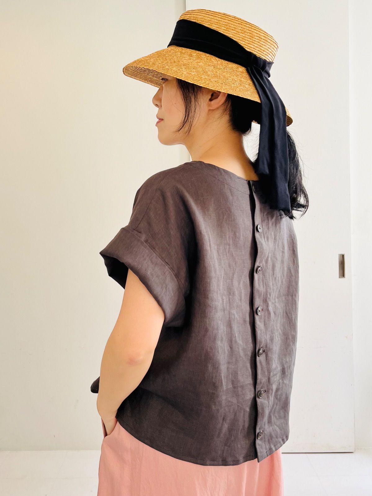 リネン後ろボタン開きブラウス(チャコールブラウン)