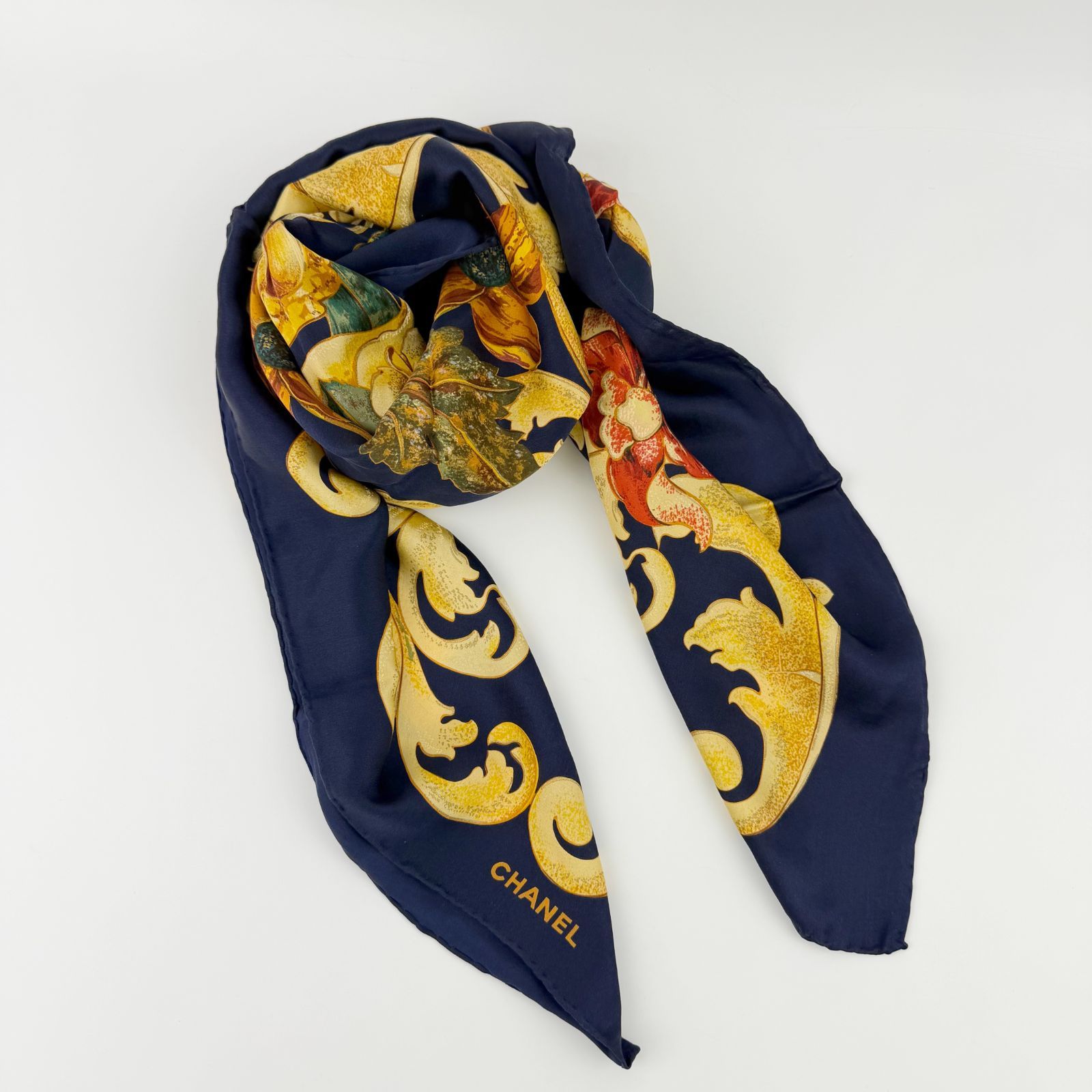 CHANEL シルクスカーフ 宝石調フラワー柄 ネイビー 85x85 中古】CHANEL シャネル フラワー バロック柄 スカーフ シルク ネイビー