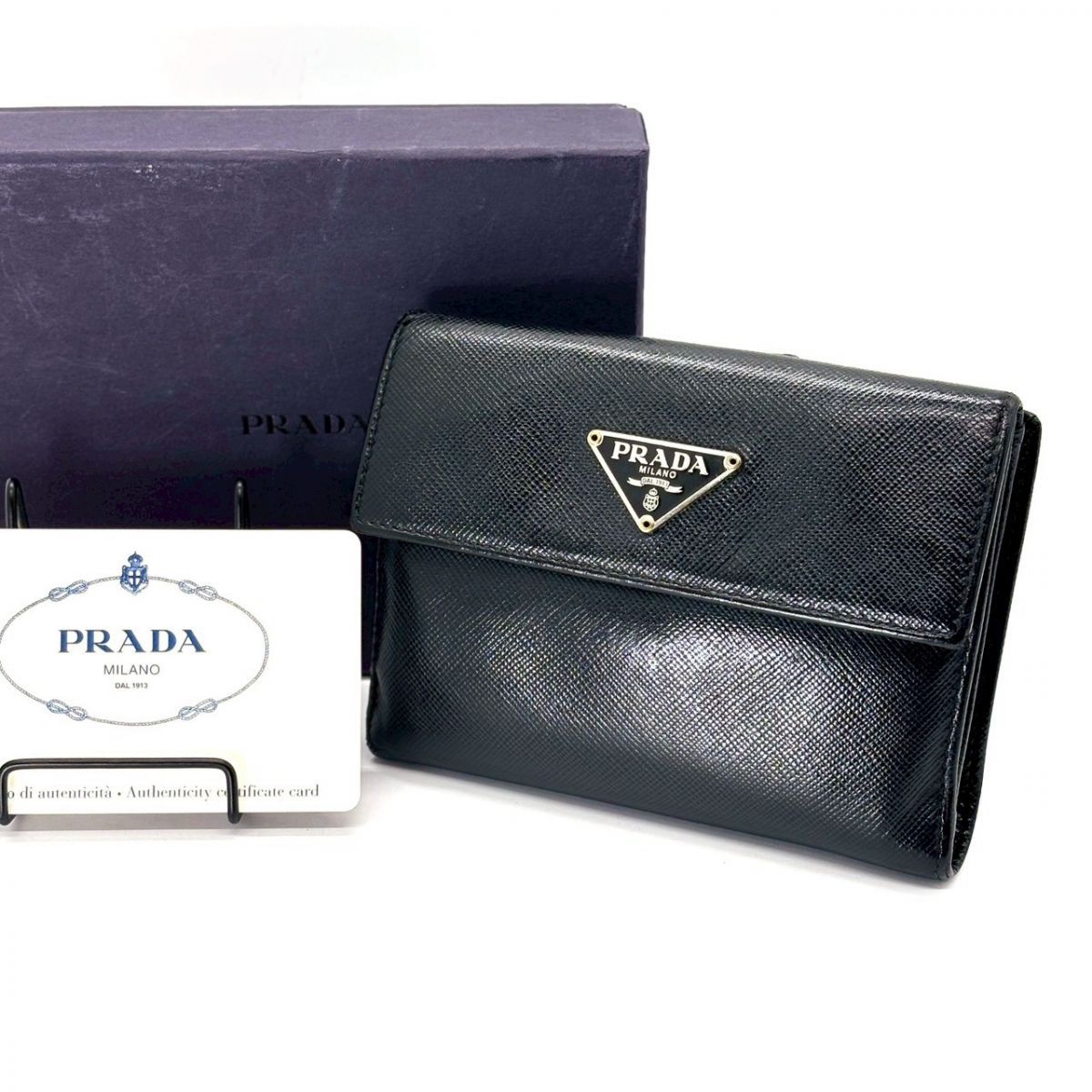【黒が品を語る】　PRADA　二つ折り財布 トライアングルロゴ サフィアーノレザー Wホック 付属品完備　ブラック