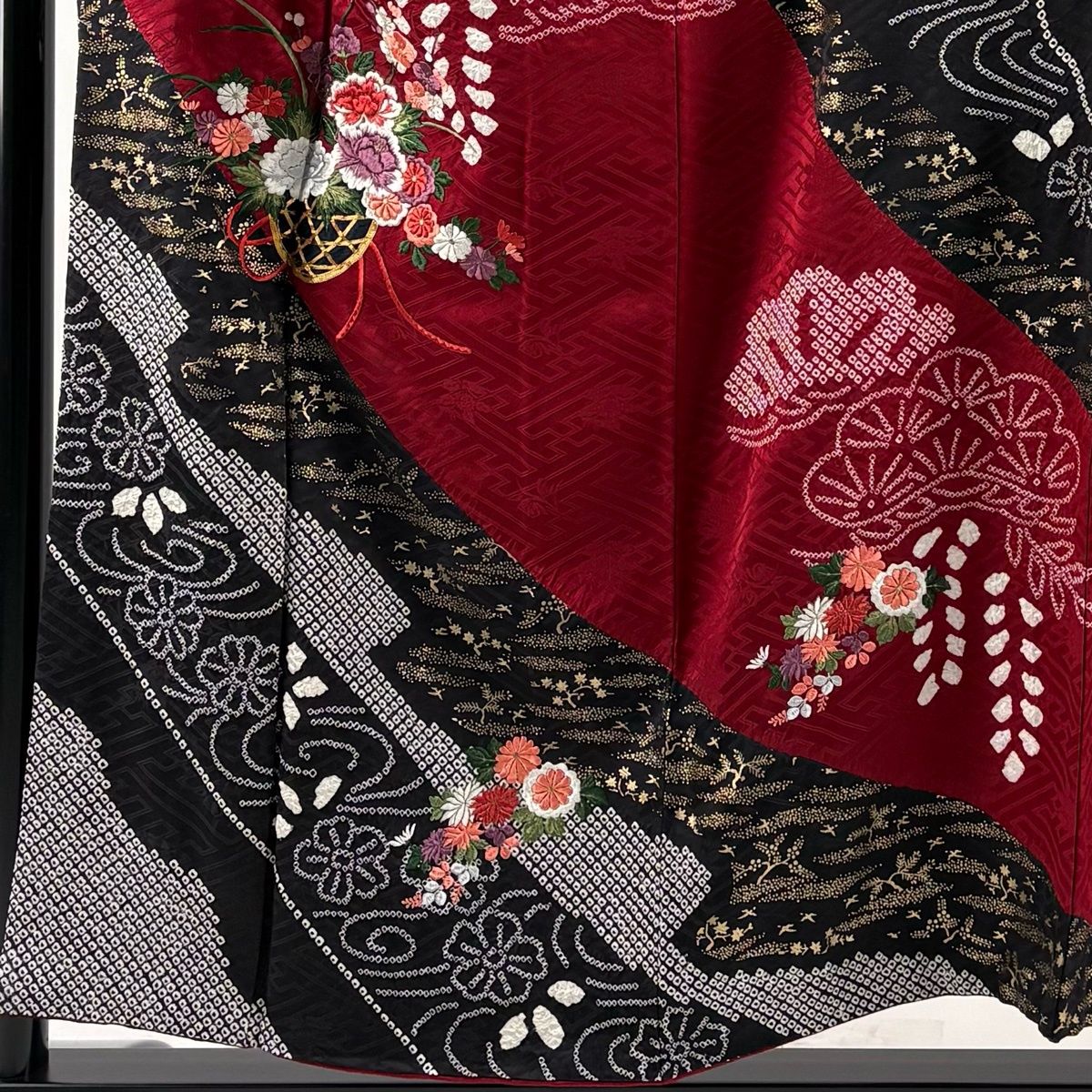 振袖 身丈155cm 裄丈62.5cm S 袷 花籠 笠松 刺繍 絞り 赤 正絹 名品