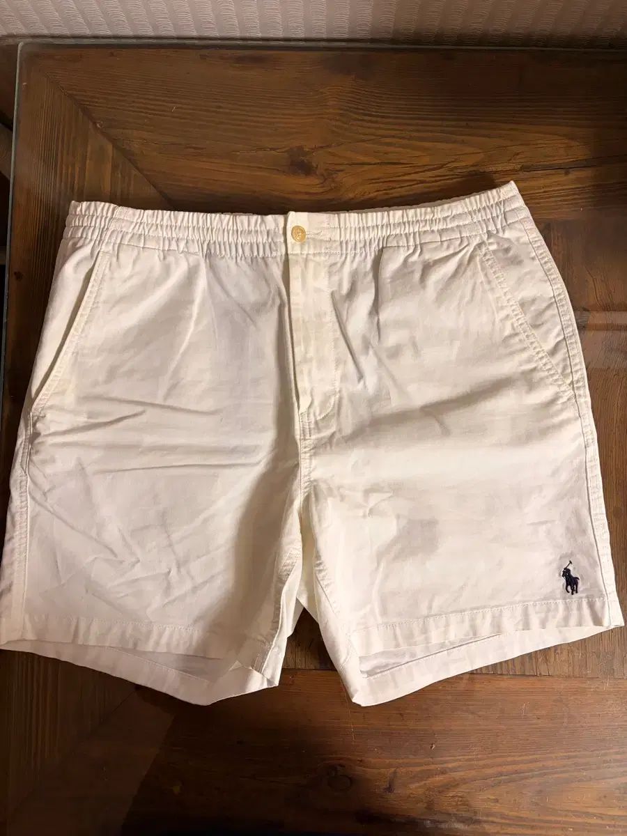 ポロ フラップスター ショートパンツ 白 (L)