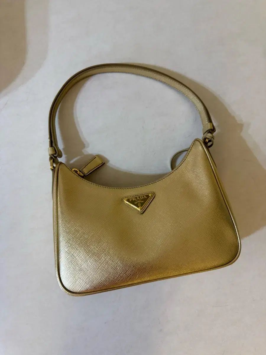 プラダ ゴールドロゴ ショルダーバッグ GOLD