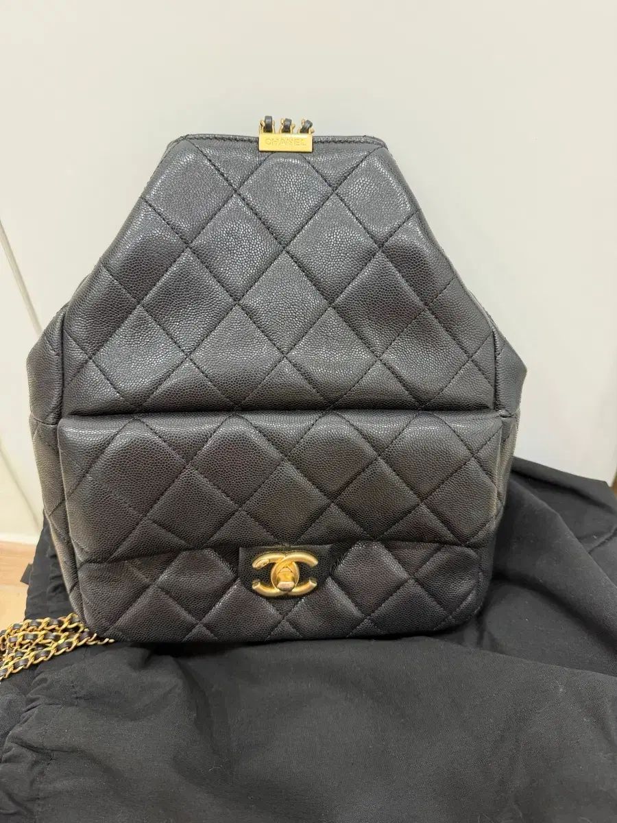 シャネル Classic フラップバッグ ブラック ゴールド