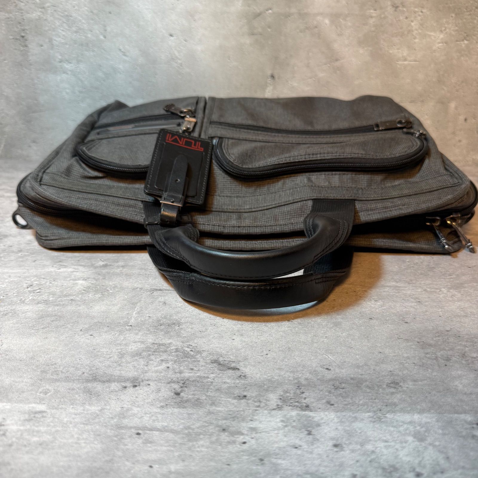 TUMI グレー ビジネスバッグ
