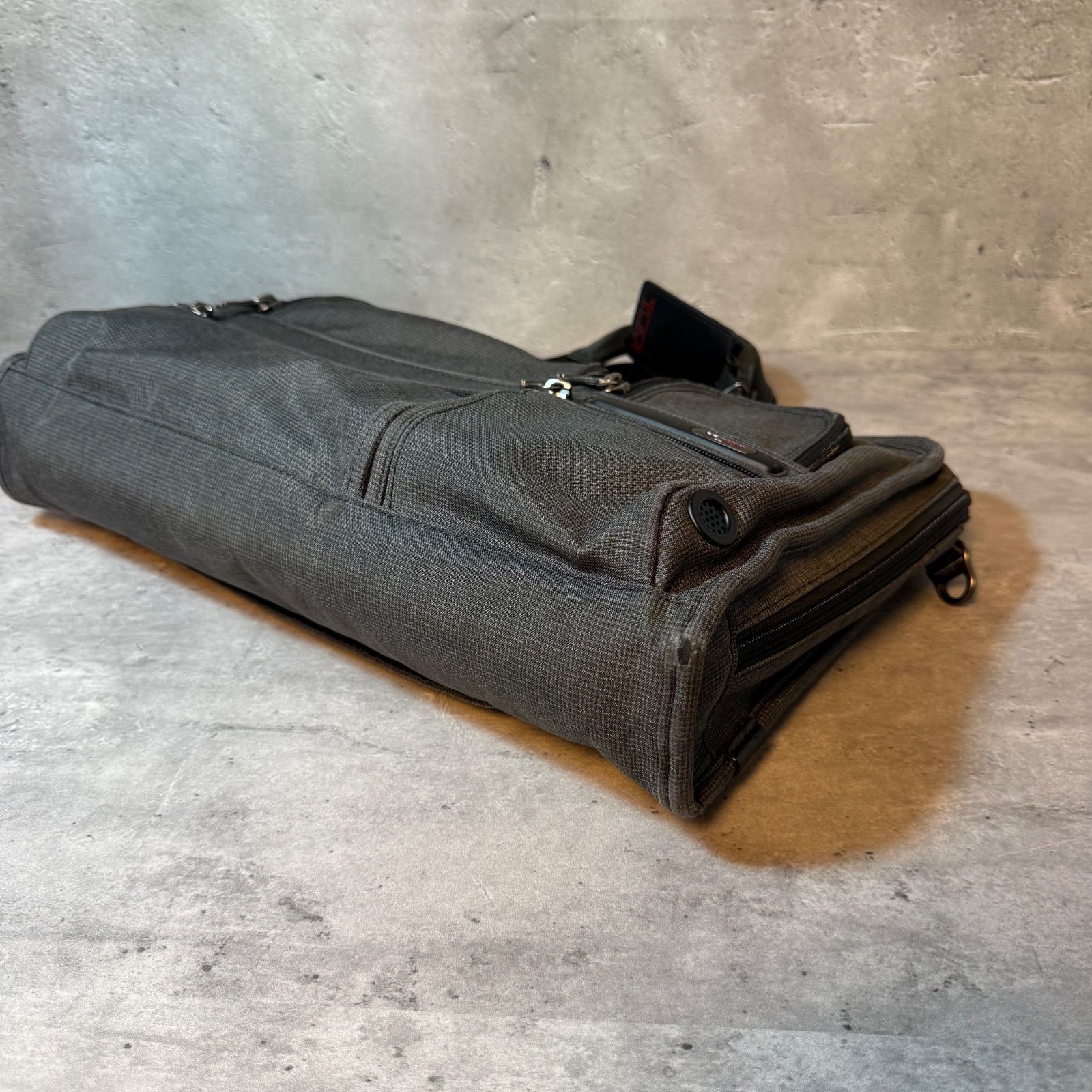 TUMI ビジネスバッグ ブリーフケース グレー A4 PC収納 通勤 出張 