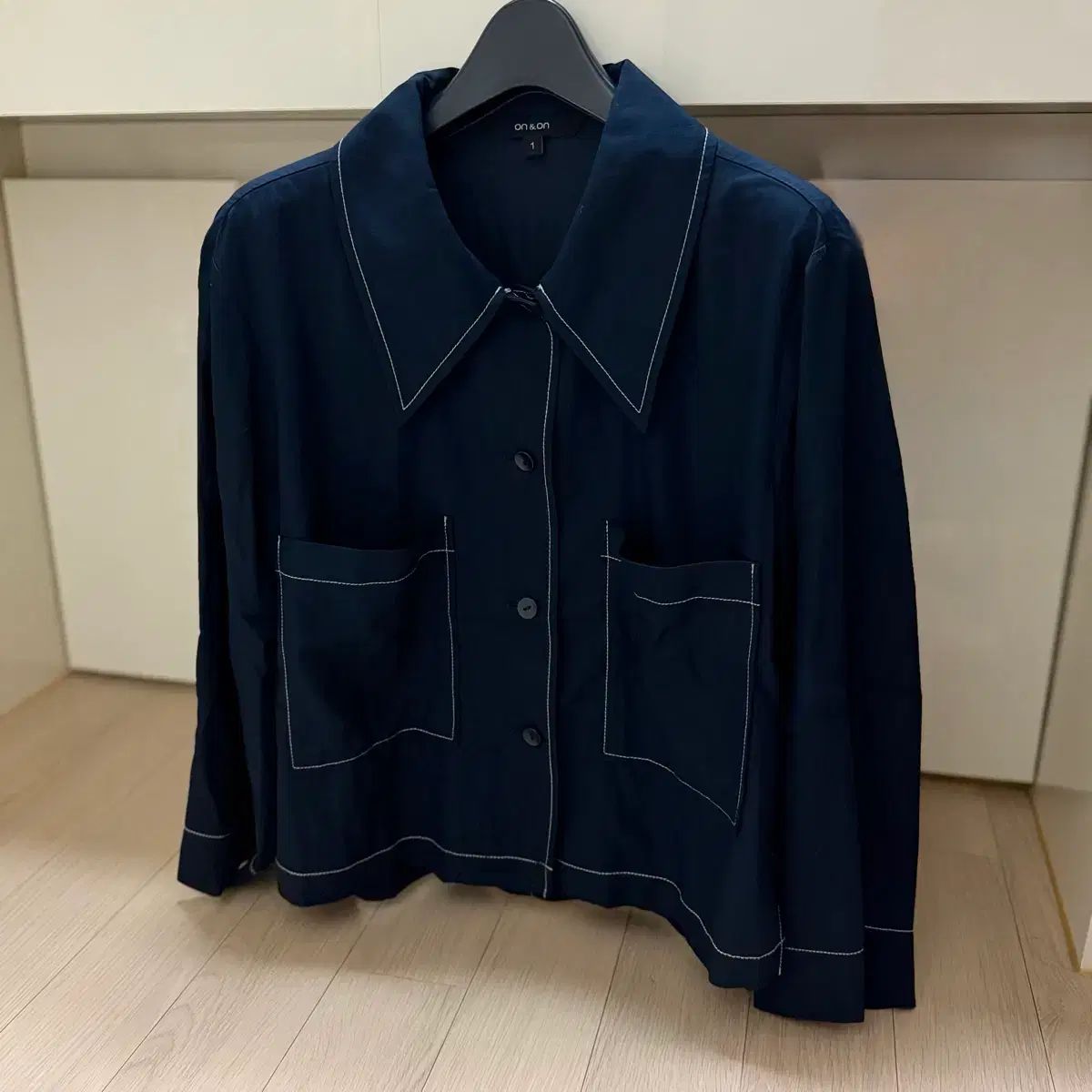 オンアンドオン 22年 キ・ウンセ シャツ兼ジャケット ネイビー 長袖ポケットスティッチブラウス ゲストルック シャツジャケット 10,357円