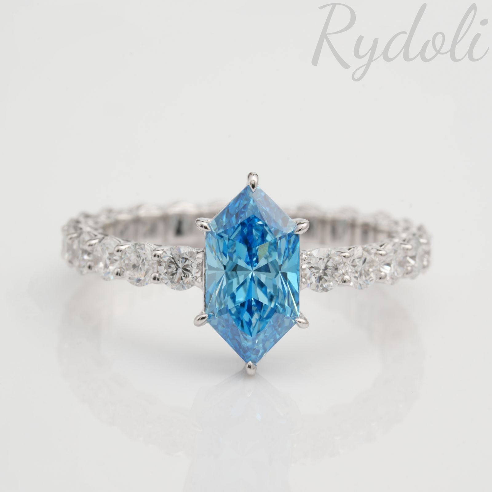 PT950 1.50ct ヘキサゴンカット ブルーダイヤリング ラボグロウンダイヤモンド 唯一無二 上品 洗練 高級感 大人可愛い カイトカット カラーダイヤ 指輪 エレガント デザイン性の高い高級感 プラチナ製 ファンシーカット カラーダイヤリング