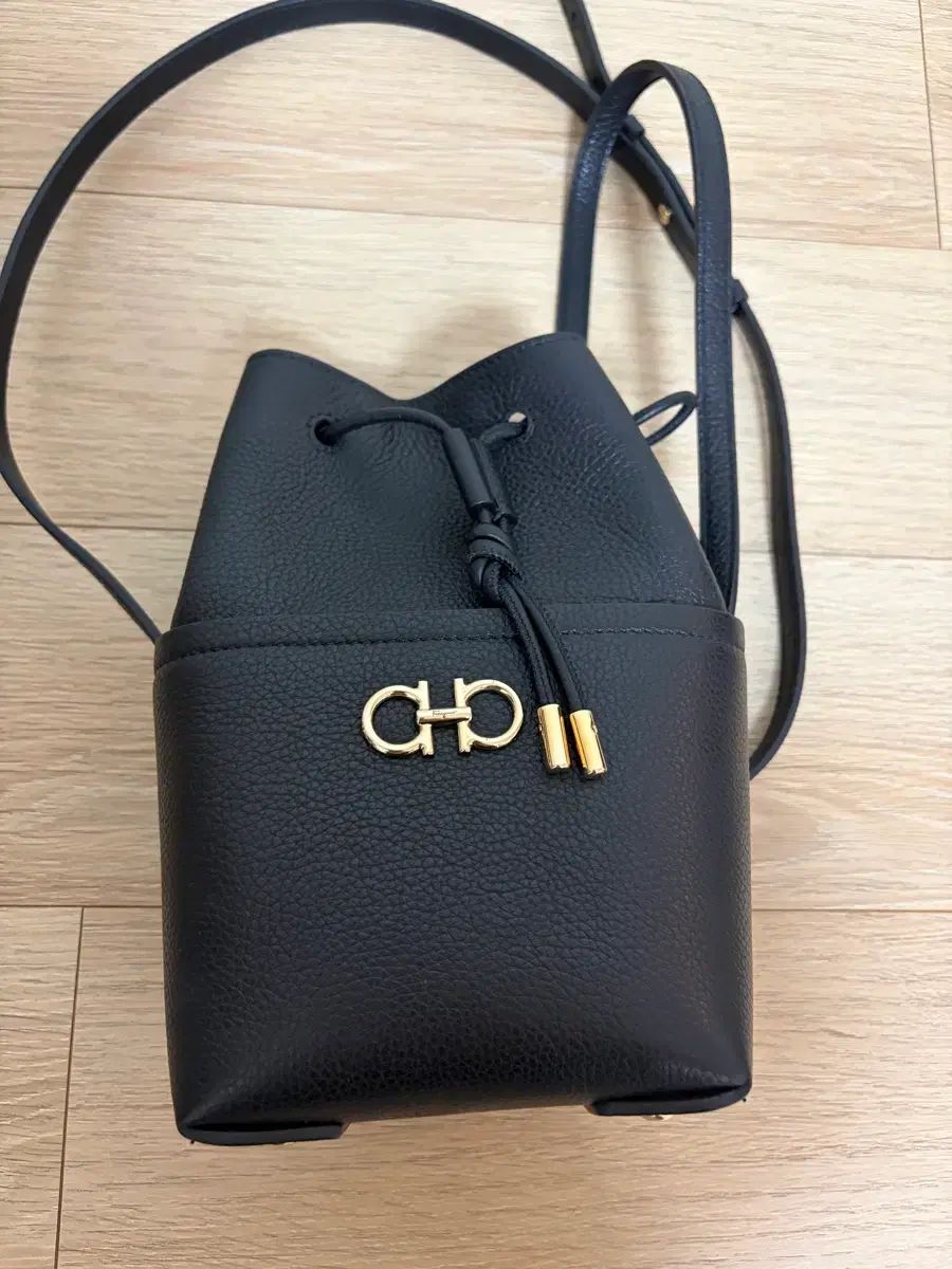 FERRAGAMO フェラガモ ミニバケットバッグ