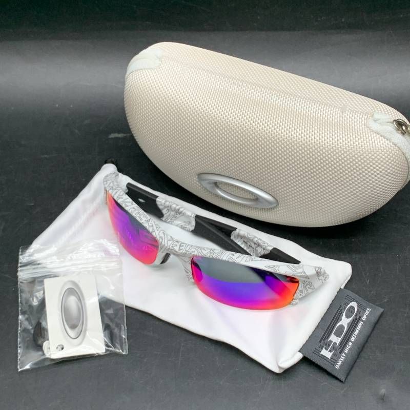 X431美品オークリー (OAKLEY) フラックジャケット (Flak Jacket)ホワイトテキストプリントフレーム/レッドイリジウムレンズ　メンズレディース