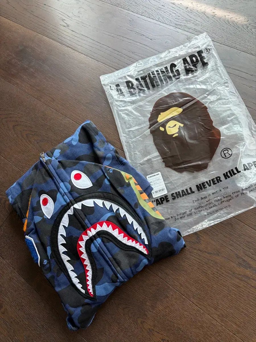 (新品) A BATHING APE アベイシングエイプ COLOR カモフラ SHARK シャーク ジップアップ フード フール（WHO） ネイビー L