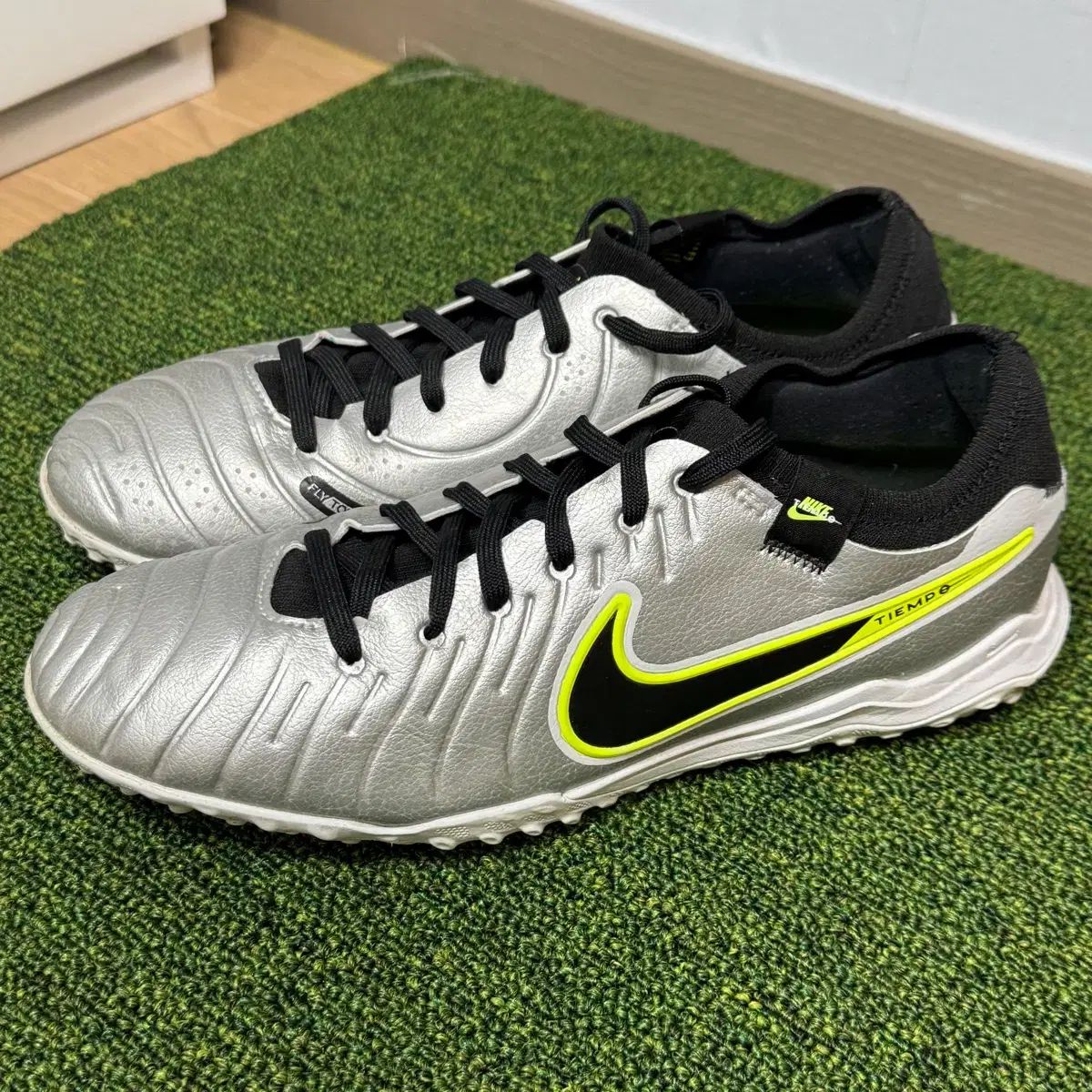 ナイキ ティエンポ レジェンド10 プロ TF サッカーシューズ 260mm