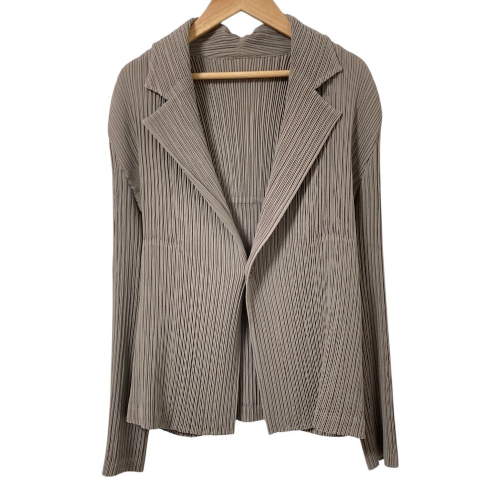 新品同様 26SS ISSEY MIYAKE イッセイミヤケ HATCHING PLEATS プリーツ テーラードジャケット IM61FD646 サイズ2 グレージュ レディース 古着 中古 USED