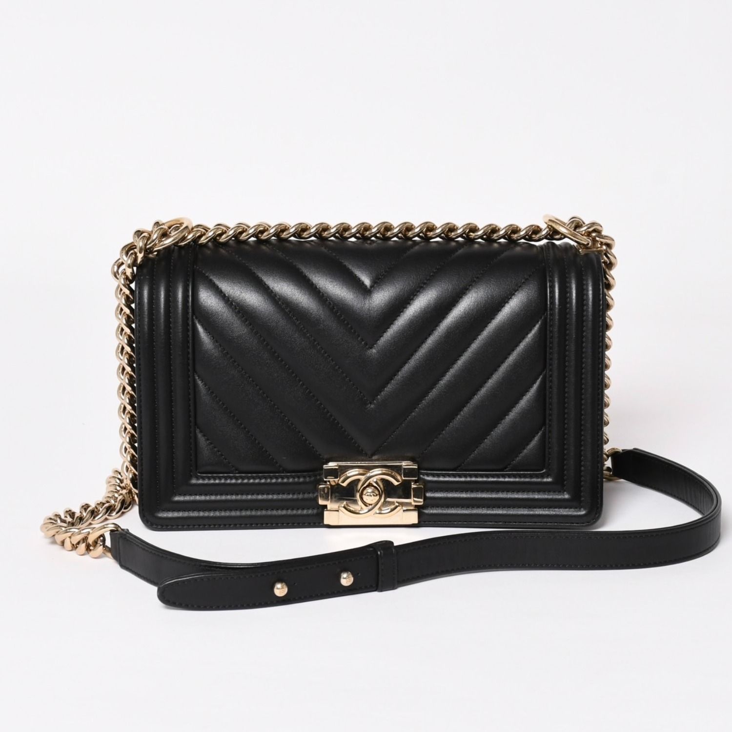 極美品 CHANEL シャネル ボーイシャネル チェーンショルダーバッグ 27番台 V字ステッチ シェブロン ココマーク ラムスキン ブラック 2way ゴールド金具 中古 4a003663