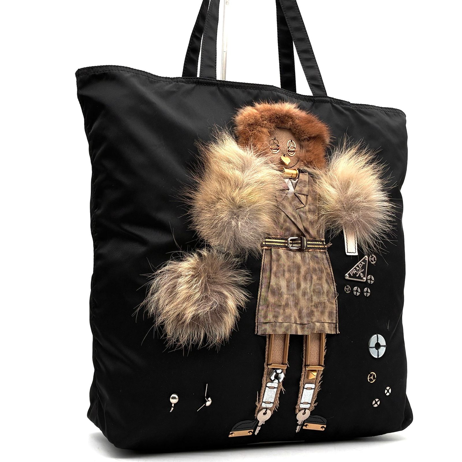 美品 プラダ PRADA トートバッグ ショルダーバッグ ロボット アートワーク 三角ロゴ プレート ミンクファー ブラック 黒 ナイロン テスート 白タグ 肩掛け A4収納 大容量 ボーナス 夏休み 夏コーデ ご褒美 旅行 サマーギフト