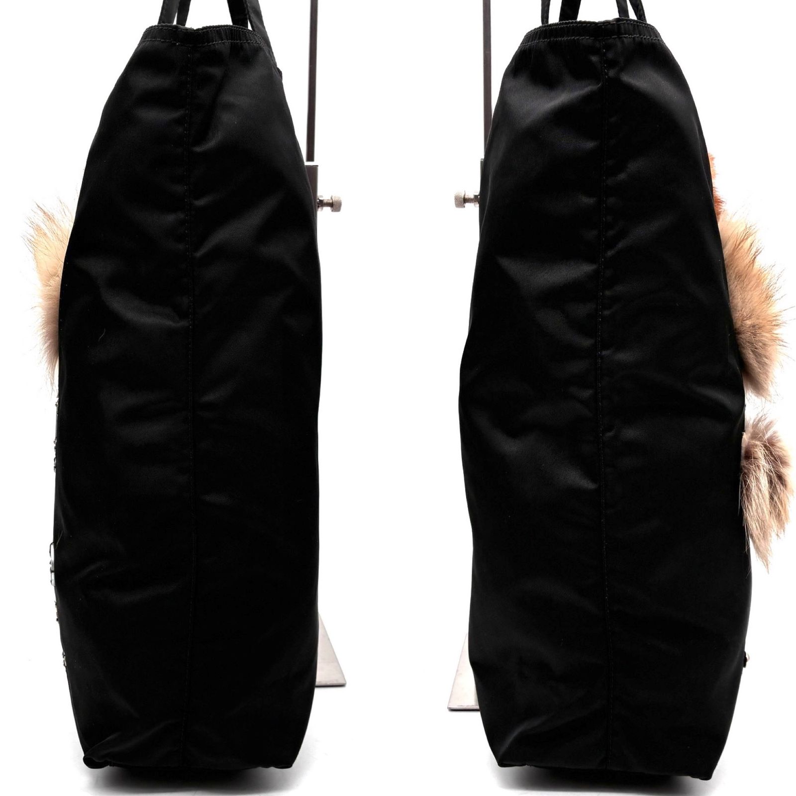 美品 プラダ PRADA トートバッグ ショルダーバッグ ロボット アートワーク 三角ロゴ プレート ミンクファー ブラック 黒 ナイロン テスート 白タグ 肩掛け A4収納 大容量 ボーナス 夏休み 夏コーデ ご褒美 旅行 サマーギフト