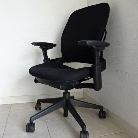 Steelcase社 （アメリカ）人気のリープＶ２チェア　３Dニット仕様　ＵＳモデル　黒色
