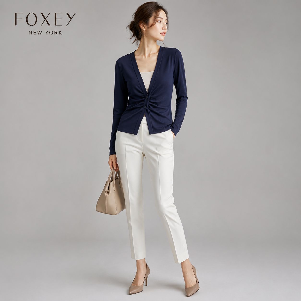 【未使用に近い】【クリーニング済】FOXEY NEWYORK / フォクシーニューヨーク マットストレッチ ジャージ カーディガン 40 ミッドナイトブルー（濃紺） ロゴ入ボタン ホテルランチ デイリー コーデ まで 幅広い年齢層