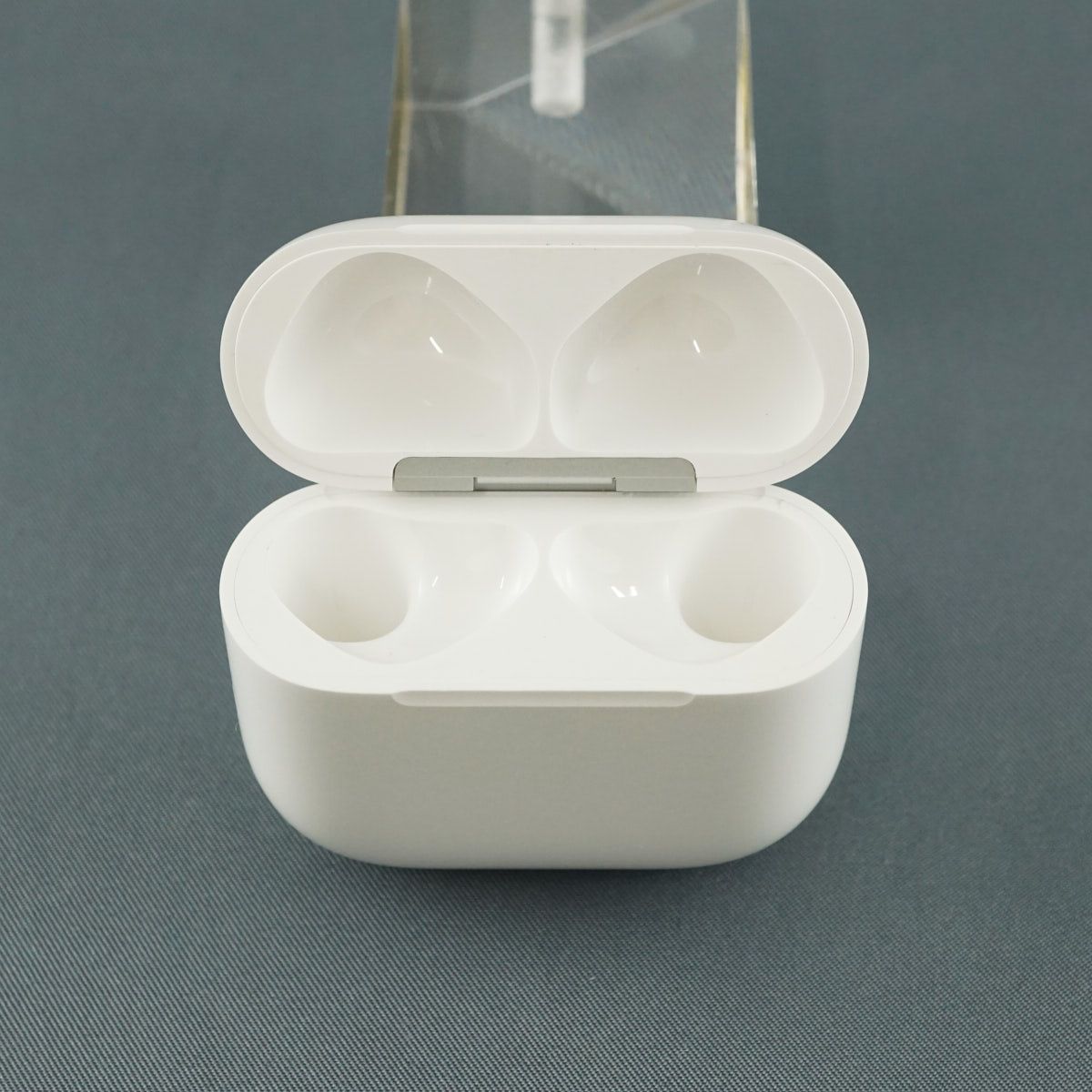 Apple AirPods 4 充電ケースのみ USED美品 ノイズキャンセリング搭載